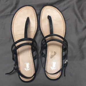 Fioni sandals